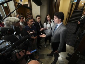 Le premier ministre Justin Trudeau s'adresse aux journalistes dans le foyer de la Chambre des communes, sur la Colline du Parlement, à Ottawa, le mercredi 21 juin 2023.
