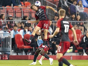 Le milieu de terrain du Toronto FC, Alonso Coello (52 ans), dirige le ballon lors de la première mi-temps de l'action de football de la MLS contre l'Union de Philadelphie à Toronto, le mercredi 30 août 2023.