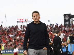 L'entraîneur-chef par intérim du Toronto FC, Terry Dunfield, regarde avant le début de l'action de la MLS contre le Real Salt Lake, à Toronto, le samedi 1er juillet 2023.