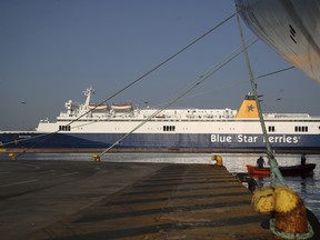 Le ferry Blue Horizon est à quai pendant la grève des syndicats de marins dans le port du Pirée, près d'Athènes, le 3 septembre 2018.