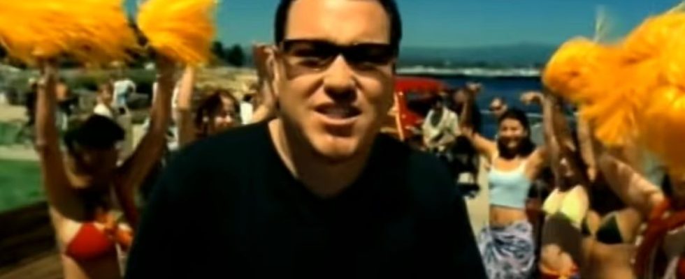 Screenshot of Steve Harwell in Smash Mouth music video for Then the Morning Comes