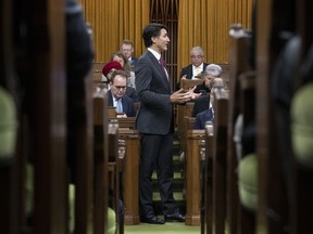 Les députés reviennent à la Chambre des communes le lundi 18 septembre 2023, après les vacances d'été, déterminés à soulager les Canadiens qui ressentent les effets de l'inflation.  Le premier ministre Justin Trudeau se lève pendant la période des questions, à Ottawa, le mardi 13 juin 2023.