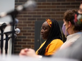 Debbie Owusu-Akyeeah, directrice exécutive du Centre canadien pour la diversité des genres et des sexualités, s'exprime en tant que commissaire de la Commission populaire d'Ottawa sur l'occupation des convois lors d'une conférence de presse à Ottawa, le mardi 4 avril 2023.