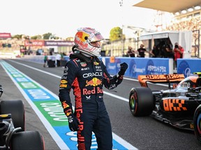 Le pilote néerlandais de Red Bull Racing, Max Verstappen, célèbre après avoir pris position lors de la séance de qualification du Grand Prix du Japon de Formule 1 sur le circuit de Suzuka, dans la préfecture de Mie, le 23 septembre 2023.