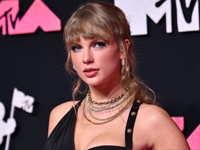 La chanteuse Taylor Swift arrive pour les MTV Video Music Awards au Prudential Center de Newark, NJ, le 12 septembre 2023.