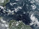 Ce mercredi 6 septembre 2023, une image satellite fournie par la National Oceanic and Atmospheric Administration montre l'ouragan Lee, à droite, au large de l'océan Atlantique tropical central.  (NOAA via AP)