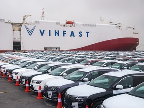 Les véhicules électriques VF8 de VinFast LLC destinés à être expédiés dans un port de Haiphong, au Vietnam.