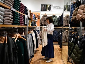 Un acheteur parcourt des vêtements dans un centre commercial de Pékin.