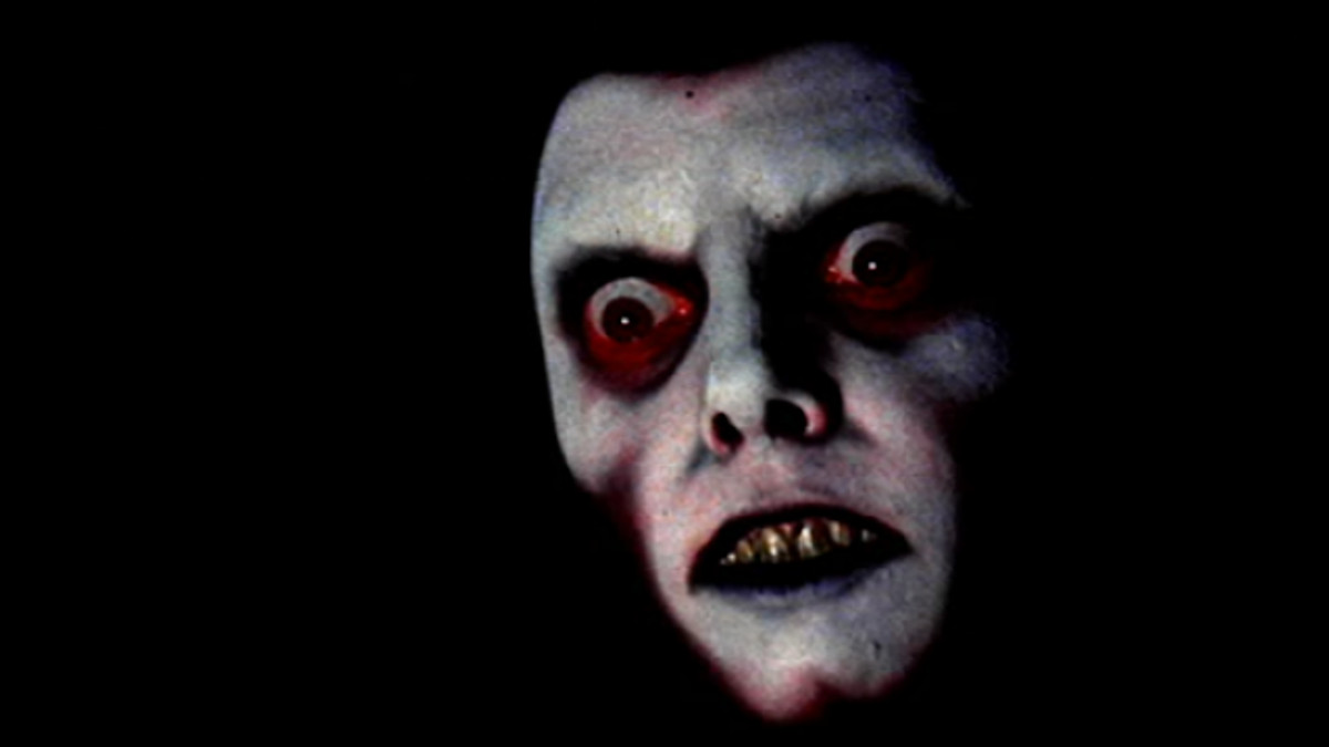 Un visage effrayant surgit des ténèbres dans L'Exorciste.