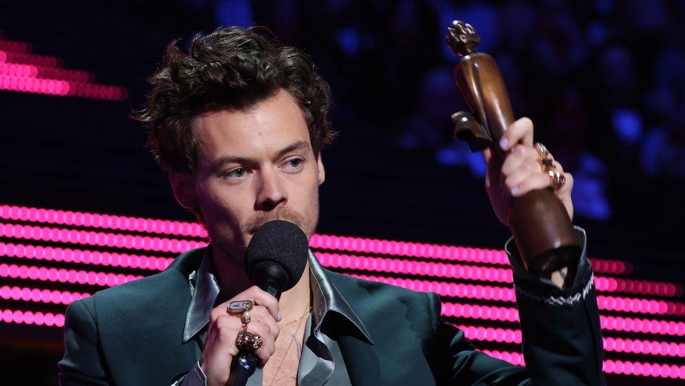 Harry Styles accepte un prix aux Brit Awards 2023
