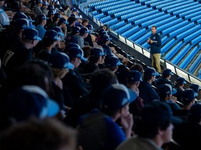 TJ Burton, directeur du programme de baseball amateur des Blue Jays de Toronto, s'adresse aux concurrents au Canadian Futures Showcase, à Toronto, sur une photo non datée.