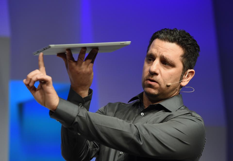 Panos Panay, vice-président de la division Surface de Microsoft, tient la nouvelle tablette Microsoft Surface Pro 3 lors d'une conférence de presse le 20 mai 2014 à New York. Microsoft a dévoilé la tablette Surface Pro 3 lors d'un événement à New York mardi, alors qu'elle tente de susciter l'intérêt pour sa gamme de tablettes en difficulté dans un contexte de concurrence croissante.  La tablette alimentée par Intel Core mesure 0,36 pouce d'épaisseur, dispose d'un écran de 12 pouces et pèse un peu moins de 2 livres.  PHOTO AFP/Stan HONDA (Le crédit photo doit se lire STAN HONDA/AFP via Getty Images)