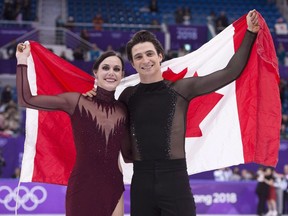 Le duo de danse sur glace décoré Tessa Virtue et Scott Moir font partie des intronisés 2023 au Panthéon des sports canadiens.  Les médaillés d'or en danse sur glace brandissent le drapeau canadien lors des cérémonies de victoire aux Jeux olympiques d'hiver de Pyeongchang, le mardi 20 février 2018 à Gangneung, en Corée du Sud.