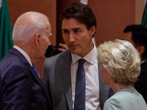 Le président américain Joe Biden, à gauche, le Premier ministre canadien Justin Trudeau, au centre, et la présidente de la Commission européenne, Ursula von der Leyen, s'entretiennent avant le début de la deuxième séance de travail du Sommet des dirigeants du G20 à Bharat Mandapam à New Delhi, le 1er septembre 2017. 9, 2023.