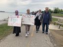 Des membres de la communauté musulmane de Windsor manifestent contre l'islamophobie le 6 juin 2022, à l'occasion du premier anniversaire du meurtre de la famille Afzaal à Londres.