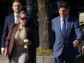 Tamara Lich accompagne l'avocat Lawrence Greenspon alors qu'ils se dirigent vers le palais de justice d'Ottawa mercredi.