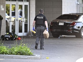 La police d'Ottawa affirme qu'une fusillade mortelle à l'extérieur d'un lieu de mariage à Ottawa était une attaque ciblée, mais elle ne croit pas qu'aucune des victimes n'était la cible prévue.  Un policier d'Ottawa recueille des preuves après une fusillade samedi soir au Infinity Convention Centre qui a fait deux morts, à Ottawa, le dimanche 3 septembre 2023.