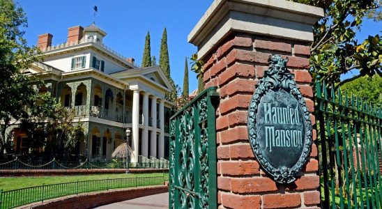 Disneyland front sign