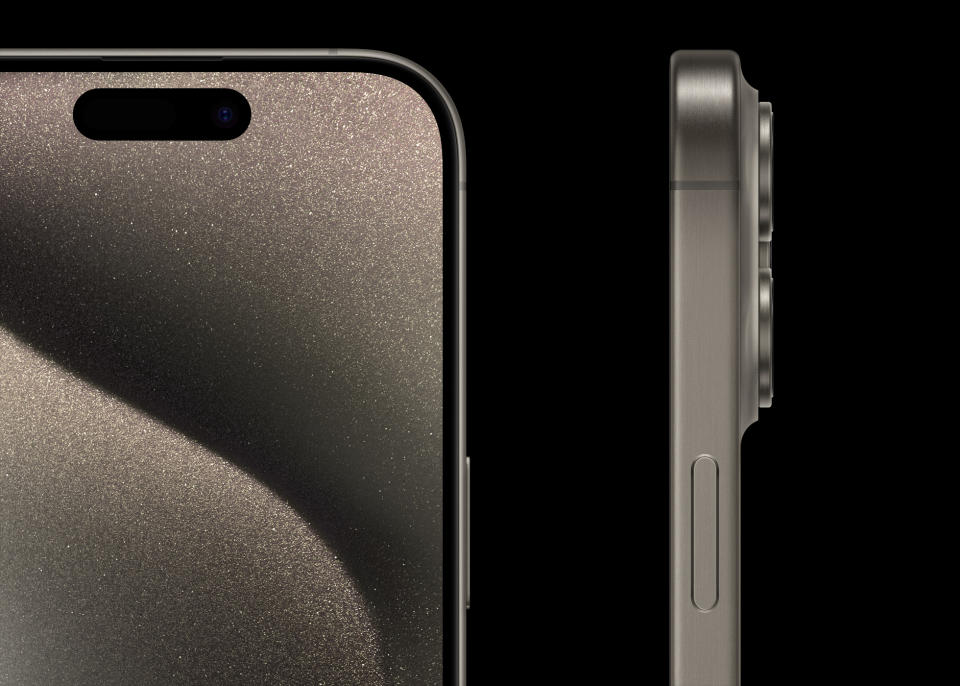 Les côtés de la gamme iPhone 15 Pro présentent une nouvelle finition en métal brossé sur un cadre en titane plus léger et plus résistant. 