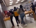 Une capture d'écran d'une vidéo publiée sur les réseaux sociaux montrant le pillage d'un Apple Store à Philadelphie.