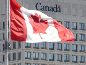 L'organisme canadien de surveillance des dénonciateurs affirme que le ministère de la Défense nationale a commis un acte répréhensible en contrevenant à une loi conçue pour aider les dénonciateurs.  La façade du quartier général du ministère de la Défense nationale est photographiée à Ottawa, le 3 avril 2013.