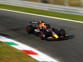 Max Verstappen des Pays-Bas conduisant le (1) Oracle Red Bull Racing RB19 sur piste pendant l'entraînement avant le Grand Prix de F1 d'Italie.