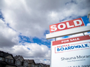 Les ventes de logements au Canada ont ralenti, mais les prix dans certaines régions ont tenu bon, même face aux taux hypothécaires fixes sur cinq ans qui atteignent les 6 pour cent.