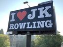 Amy Hamm était l'une des sponsors d'un panneau publicitaire I love JK Rowling à Vancouver en 2020.