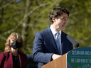 Le premier ministre Justin Trudeau, accompagné de Merran Smith de Clean Energy Canada, s'adresse aux journalistes à l'Université Royal Roads à Victoria, en Colombie-Britannique, le 11 avril 2022.