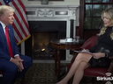Donald Trump rejoint Megyn Kelly pour une interview dans cette capture d'écran de la vidéo.