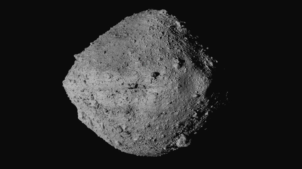 FILE - Cette image non datée fournie par la NASA montre l'astéroïde Bennu vu depuis le vaisseau spatial OSIRIS-REx.  Le dimanche 24 septembre 2023, le vaisseau spatial OSIRIS-REx survolera la Terre et déposera ce qui devrait être au moins une tasse de décombres qu'il a récupérés sur Bennu, clôturant une quête de sept ans.  (NASA/Goddard/Université de l'Arizona/CSA/York/MDA via AP, fichier)