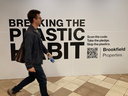 Un panneau d'affichage Brookfield dans un centre commercial souterrain de Toronto appelle les passagers du métro à se joindre à la campagne « Briser l'habitude du plastique ».