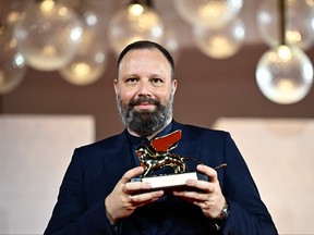 Le réalisateur Yorgos Lanthimos pose avec le Lion d'or du meilleur film pour lequel il a reçu 