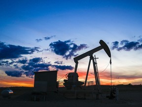 Le Canada possède les troisièmes plus grandes réserves prouvées de pétrole et est le cinquième producteur de gaz naturel et possède également d'importants gisements de minéraux essentiels.