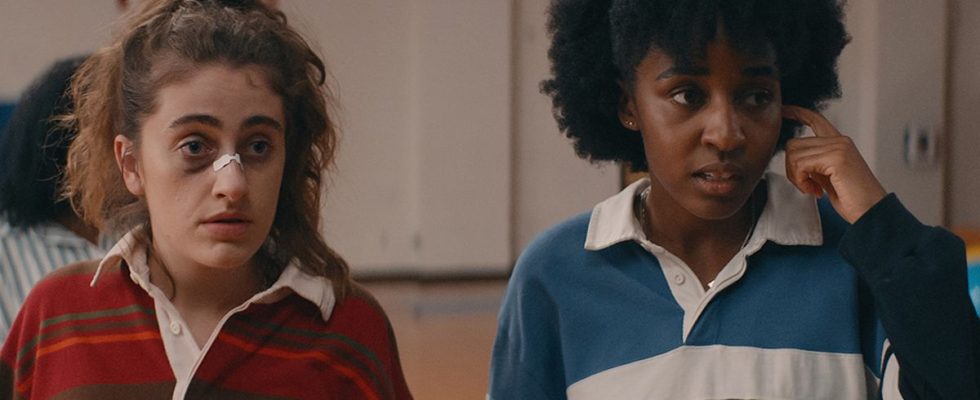 Regardez Rachel Sennott et Ayo Edebiri donner un cours intensif sur la façon de ne pas flirter avec les pom-pom girls dans un clip hilarant