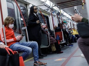 Les usagers empruntent un métro TTC le samedi 1er avril 2023.