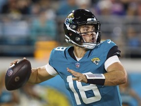 Le quarterback des Jacksonville Jaguars Nathan Rourke (18 ans) en action lors d'un match de football pré-saison de la NFL contre les Dolphins de Miami, le 26 août 2023, à Jacksonville, en Floride.