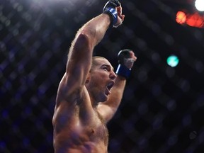 Sean Strickland, des États-Unis, réagit en remportant la victoire sur Israel Adesanya, du Nigéria, pour devenir le nouveau champion du monde des poids moyens lors de l'événement UFC 293 à la Qudos Bank Arena le 10 septembre 2023 à Sydney, en Australie.