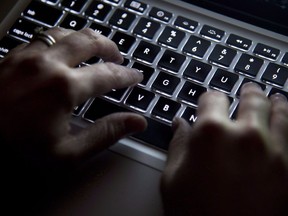 Une femme utilise un clavier d'ordinateur à North Vancouver, en Colombie-Britannique, le mercredi 19 décembre 2012.