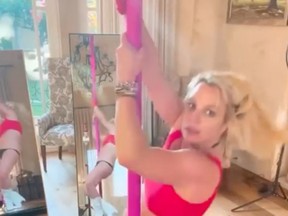 Britney Spears fait de la pole dance dans une publication Instagram publiée le mercredi 13 septembre 2023.
