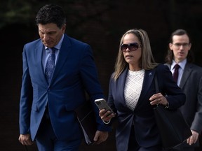 Tamara Lich marche avec son avocat Lawrence Greenspon alors qu'ils se dirigent vers le palais de justice pour leur procès, le mercredi 13 septembre 2023 à Ottawa.  Les avocats de la défense pour deux 