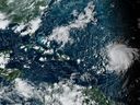 Cette image satellite fournie par la National Oceanographic and Atmospheric Administration montre l'ouragan Lee, à droite, dans l'océan Atlantique le vendredi 8 septembre 2023, à 16 h 50 HAE. 