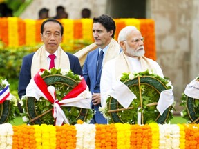 Le premier ministre Justin Trudeau passe devant le premier ministre indien Narendra Modi, à droite, et le président indonésien Joko Widodo alors qu'ils participent dimanche à une cérémonie de dépôt de couronnes à Raj Ghat (site de crémation du Mahatma Gandhi) lors du sommet du G20 à New Delhi, en Inde. 10 septembre 2023.