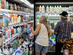 Un homme et une femme faisant leurs courses dans une épicerie.