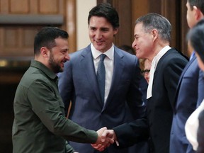 Le président ukrainien Volodymyr Zelenskyy et le premier ministre Justin Trudeau (au centre) serrent la main du président de la Chambre des communes Anthony Rota lors d'une cérémonie sur la Colline du Parlement le 22 septembre 2023 à Ottawa.