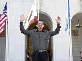 Gerardo Cabanillas salue depuis l'extérieur du Palais de justice du centre-ville de Los Angeles après sa libération le mardi 26 septembre 2023.