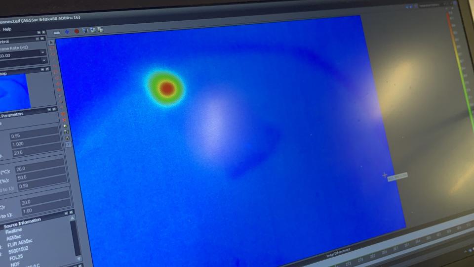 Une caméra infrarouge brille en rouge là où le thermomètre détecte une source subtile de chaleur.