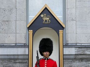 Garde de cérémonie Cpl.  Les Yeomans du régiment Canadian Grenadier Guards exercent leurs fonctions de sentinelle à Rideau Hall, à Ottawa, le vendredi 7 juillet 2023.