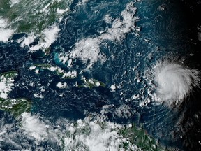 Cette image satellite fournie par la National Oceanographic and Atmospheric Administration montre l'ouragan Lee, à droite, dans l'océan Atlantique le vendredi 8 septembre 2023, à 16 h 50 HAE.  Même si la trajectoire de l'ouragan Lee reste floue, l'anxiété créée par les puissantes tempêtes est une réalité croissante sur la côte Est, en particulier dans les communautés qui ont ressenti la colère de Fiona l'année dernière.  LA PRESSE CANADIENNE/AP-NOAA via AP