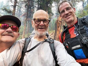 Le randonneur secouru Bernard Cloutier, au centre, de Penticton, a pris ce selfie avec ses héros de Penticton Search and Rescue, Ron Berlie, à gauche, et Norm Cole, juste avant d'être transporté par avion hors de la région des incendies de forêt de Crater Creek, dans le parc Cathedral.